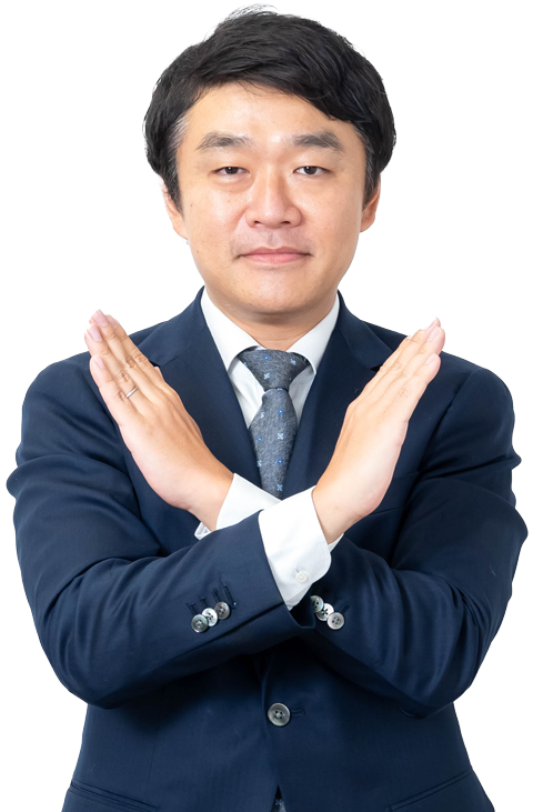 伊倉弁護士がガッツポーズをしている様子